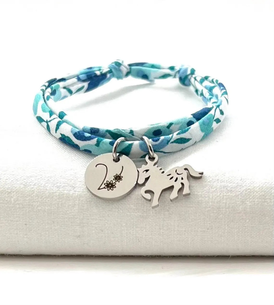 Bracelet personnalisé en tissu Liberty - Prénom gravé et médaillon cheval